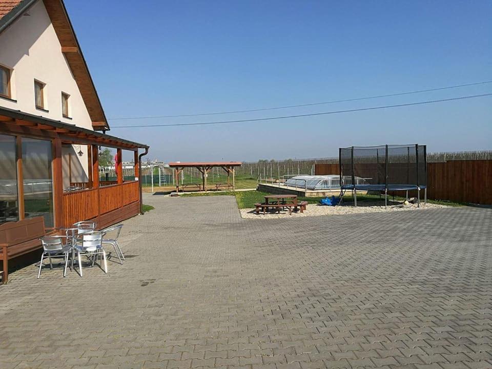 Hotel Penzion Kosík Tvrdonice Exterior foto